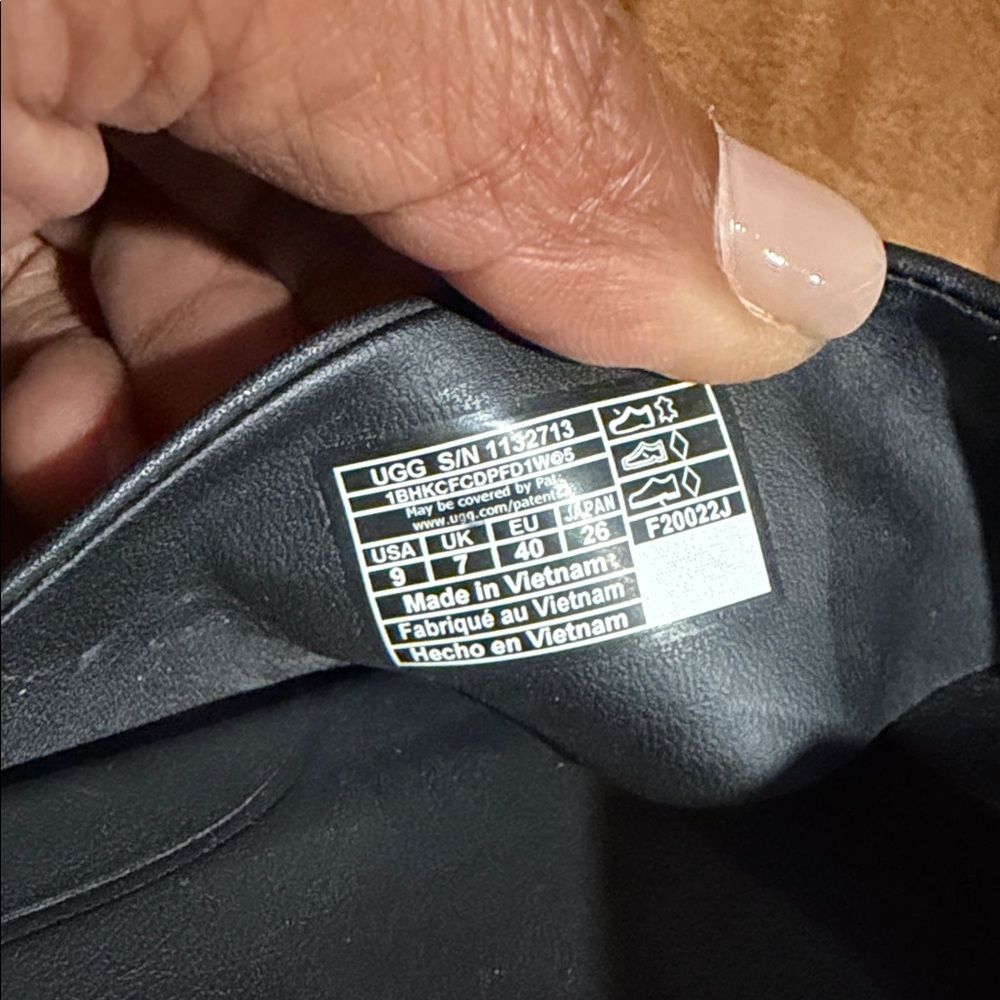 {preloved} Women’s UGG Black Leather Cross-Strap Slide Sandals - Picture 7 of 13